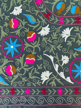 Carica l'immagine nel visualizzatore di Gallery, Teli decorativi Suzani multicolor matrimoniali