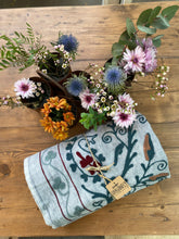 Carica l'immagine nel visualizzatore di Gallery, Teli decorativi Suzani multicolor matrimoniali