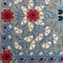 Carica l'immagine nel visualizzatore di Gallery, Dettaglio di telo copriletto-copridivano con ricami multicolor