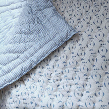 Load image into Gallery viewer, Fish&Bubbles baby quilt