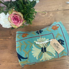 Carica l'immagine nel visualizzatore di Gallery, Copriletto-copridivano singolo celeste con ricami multicolore