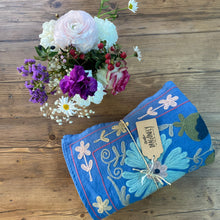 Carica l'immagine nel visualizzatore di Gallery, copriletto-copridivano fondo carta da zucchero con ricami multicolor