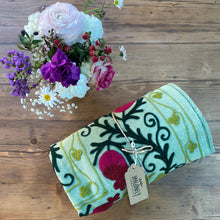 Carica l'immagine nel visualizzatore di Gallery, copriletto-copridivano singolo verde pistacchio con ricami multicolor