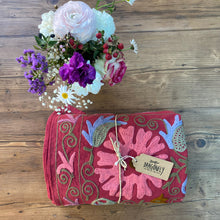 Carica l'immagine nel visualizzatore di Gallery, Copriletto-copridivano singolo color mattone con ricami multicolor