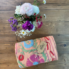 Carica l'immagine nel visualizzatore di Gallery, Copriletto-copridivano singolo pesca con ricami multicolor