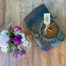 Carica l'immagine nel visualizzatore di Gallery, Telo decorativo fondo color antracite con ricami multicolor