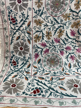 Carica l'immagine nel visualizzatore di Gallery, Teli decorativi Suzani multicolor matrimoniali