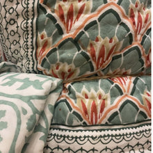 Carica l'immagine nel visualizzatore di Gallery, Trapunta Lotus Gate