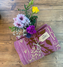 Carica l'immagine nel visualizzatore di Gallery, Telo copriletto-copridivano con ricami multicolor