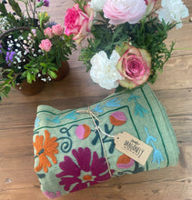 Carica l'immagine nel visualizzatore di Gallery, Telo copriletto-copridivano con ricami multicolor