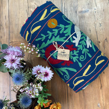 Carica l'immagine nel visualizzatore di Gallery, telo copriletto-copridivano con ricami floreali