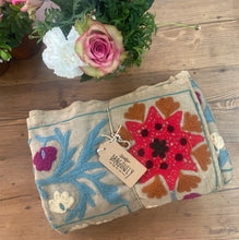 Carica l'immagine nel visualizzatore di Gallery, Telo copriletto-copridivano con ricami multicolor