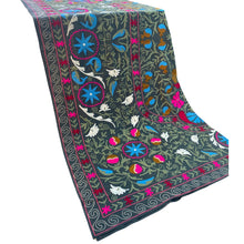 Carica l'immagine nel visualizzatore di Gallery, Telo decorativo copridivano-copriletto con ricami multicolor