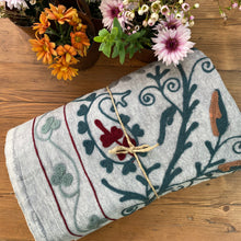 Carica l'immagine nel visualizzatore di Gallery, Telo copriletto-copridivano con ricami floreali multicolor