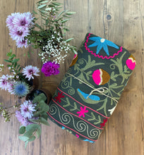 Carica l'immagine nel visualizzatore di Gallery, Telo copriletto-copridivano con ricami multicolor