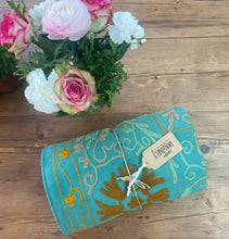 Carica l'immagine nel visualizzatore di Gallery, Telo copriletto-copridivano con ricami multicolor