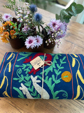 Carica l'immagine nel visualizzatore di Gallery, telo copriletto-copridivano con ricami floreali multicolor