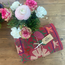 Carica l'immagine nel visualizzatore di Gallery, Telo copriletto-copridivano con ricami multicolor