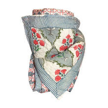 Carica l'immagine nel visualizzatore di Gallery, L'altro lato della trapunta Old Fashion Strong ha dei mazzolini di fiori incorniciati all'interno di rombi