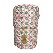 Carica l'immagine nel visualizzatore di Gallery, Un lato della trapunta Old Fashion Strong ha un motivo con delle catenelle sul rosso-rosa inframezzate da corolle di fiori sul blu carta da zucchero