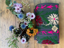 Carica l'immagine nel visualizzatore di Gallery, telo copridivano-copriletto con ricami floreali multicolore