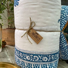 Carica l'immagine nel visualizzatore di Gallery, Trapunta Blue Elephants