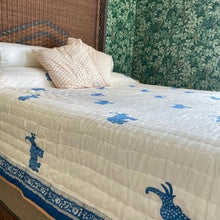 Carica l'immagine nel visualizzatore di Gallery, Trapunta Blue Elephants