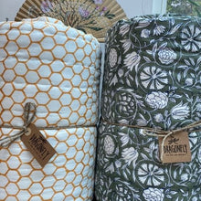 Carica l'immagine nel visualizzatore di Gallery, Trapunta Flowery Hive