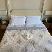 Carica l'immagine nel visualizzatore di Gallery, Trapunta Grey Matrix