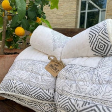 Carica l'immagine nel visualizzatore di Gallery, Trapunta Grey Matrix