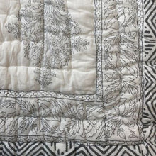 Carica l'immagine nel visualizzatore di Gallery, Trapunta Grey Matrix