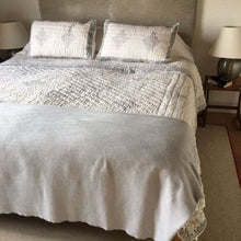 Carica l'immagine nel visualizzatore di Gallery, Trapunta Grey Matrix