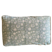 Carica l'immagine nel visualizzatore di Gallery, Fodera cuscino da letto Light Blue Sage & Honeycomb