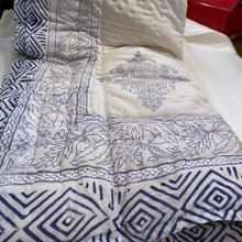 Carica l'immagine nel visualizzatore di Gallery, Trapunta Blue Matrix