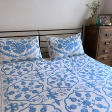 Carica l'immagine nel visualizzatore di Gallery, Copriletto Suzani celeste