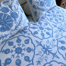 Carica l'immagine nel visualizzatore di Gallery, Copriletto Suzani celeste