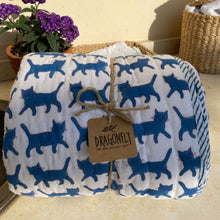 Carica l'immagine nel visualizzatore di Gallery, Trapunta Blue Kittens & Stripes