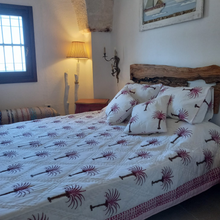 Carica l'immagine nel visualizzatore di Gallery, Trapunta Pink Palm Trees