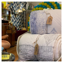 Carica l'immagine nel visualizzatore di Gallery, Trapunta Grey Matrix