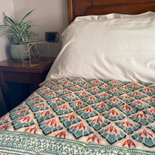 Carica l'immagine nel visualizzatore di Gallery, Trapunta Lotus Gate