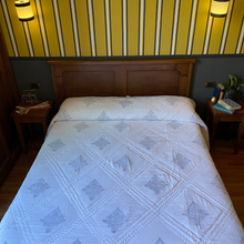 Carica l'immagine nel visualizzatore di Gallery, Trapunta Grey Matrix