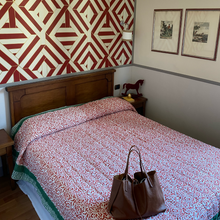 Carica l'immagine nel visualizzatore di Gallery, Trapunta Lotus Gate red