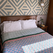 Carica l'immagine nel visualizzatore di Gallery, Trapunta Lotus Gate