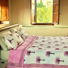 Carica l'immagine nel visualizzatore di Gallery, Trapunta Pink Palm Trees