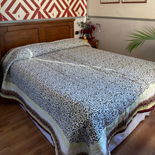 Carica l'immagine nel visualizzatore di Gallery, Trapunta Peacock Feathers