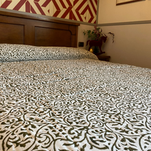 Carica l'immagine nel visualizzatore di Gallery, Trapunta Peacock Feathers