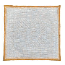 Carica l'immagine nel visualizzatore di Gallery, Trapunta Flowery Hive