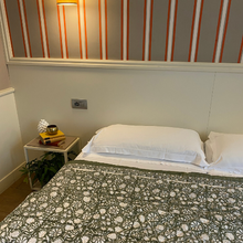 Carica l'immagine nel visualizzatore di Gallery, Trapunta Flowery Hive