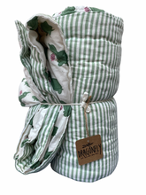 Load image into Gallery viewer, Fish&amp;Bubbles baby quilt
